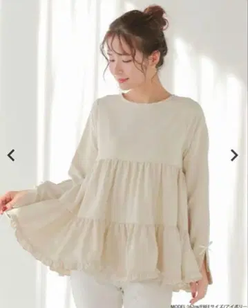 핏모어 슬릿 슬리브 밑단 프릴 티어드 블라우스 아이보리