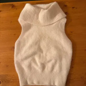 화이트 터틀넥 슬리브리스 니트