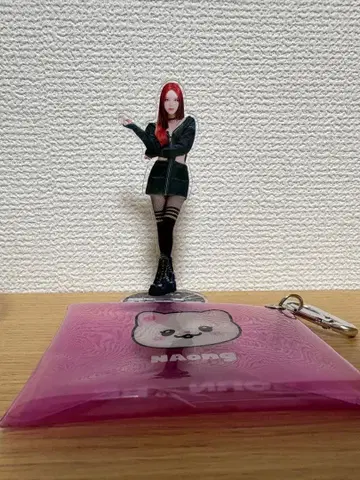 붉은 머리 아크릴 스탠드와 핑크 파우치 세트