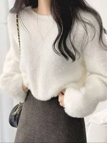 보송보송 상의 화이트 루즈핏 체형 커버 겨울 코디 새상품
