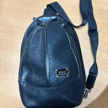 SEAL 핸드메이드 블랙 가죽 바디백