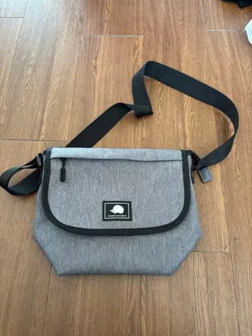 그레이 플랩 숄더백
