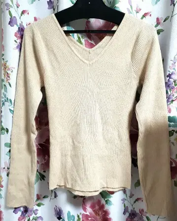 [ 새상품급 ] RESEXXY 리젝시 V넥 리브 니트 스웨터 베이지