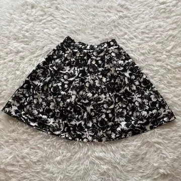 Grand Table 플레어 스커트 M 꽃무늬 모노톤 화려한 미니 기장
