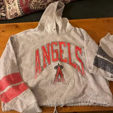ANGELS 후드 부착 크롭 맨투맨