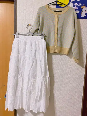 스카이블루 베이지 도트 가디건과 화이트 스커트 셋업 S size