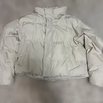 화이트 숏 기장 다운 자켓