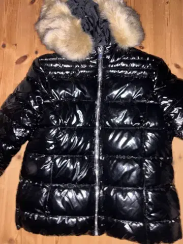 퍼 달린 블랙 다운 자켓