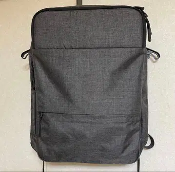 그레이의 심플한 백팩