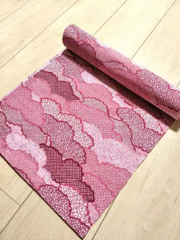 옷감 핑크와 빨간색의 일본풍 패턴