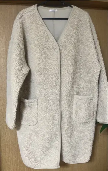 크림색 플리스 보아 롱 자켓