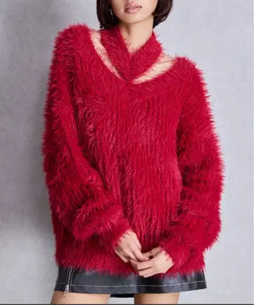 빨간색 퍼 느낌 오프숄더 스웨터