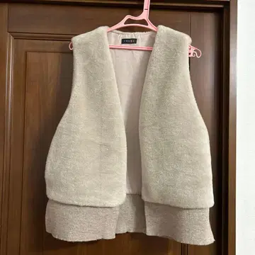 TRUBE 베이지 퍼 베스트