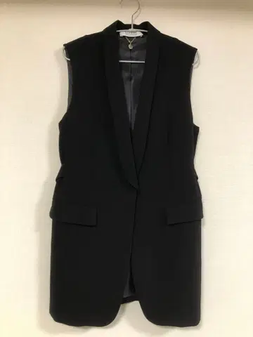 LOULOU WILLOUGHBY 블랙 턱시도 베스트