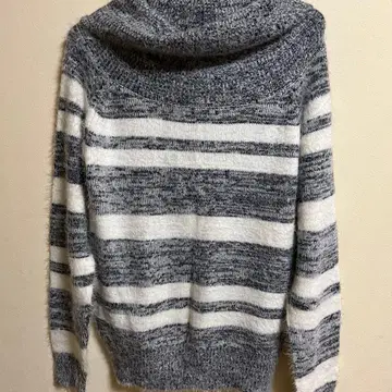 그레이와 화이트 스트라이프 니트