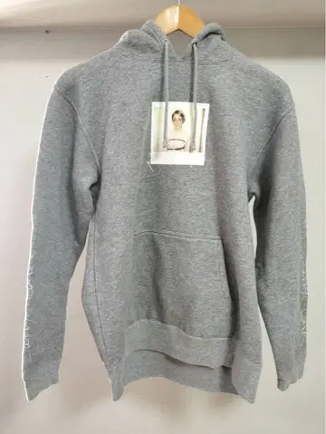 그레이 포토 프린트 후드티