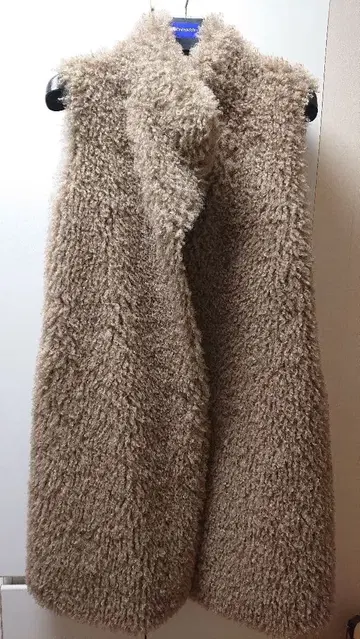 디니테코리에 페이크 무스탕 리버서블 베스트