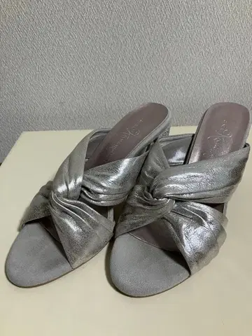 긴자 카네마츠 실버 트위스트 디자인 뮬