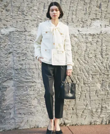 화이트 트위드 자켓과 블랙 팬츠 세트