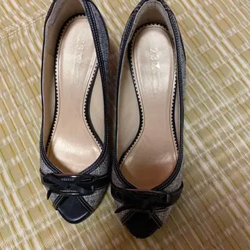 오픈토 펌프스 블랙과 그레이 트위드