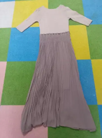 SNIDEL 베이지 플리츠 스커트 긴팔 상의