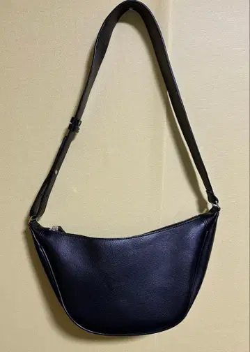 BEAUTY&YOUTH 컴팩트 바나나 숄더백