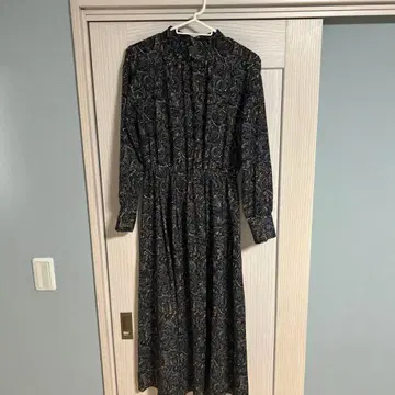 블랙과 파랑 패턴의 긴팔 맥시 원피스 36