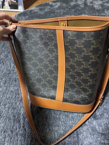 브라운 로고 패턴 숄더백