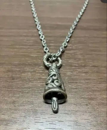 종 모양 실버 목걸이
