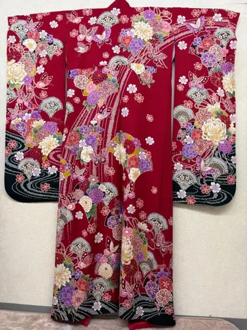 빨간색 꽃무늬 후리소데 기모노