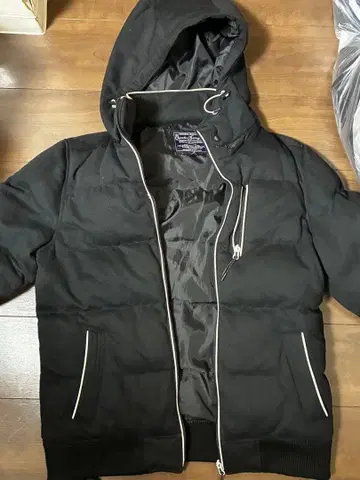 블랙 후드 부착 다운 자켓