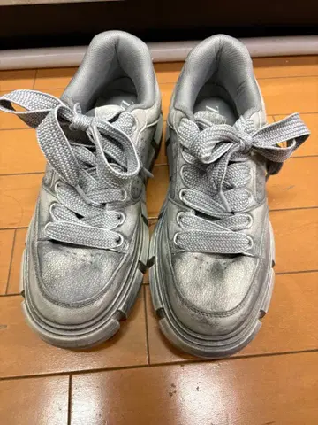 ZARA 청키 밑창 스니커즈