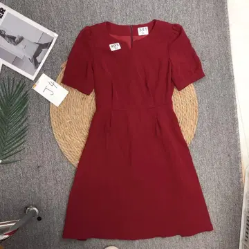 버건디 반팔 무릎 기장 원피스