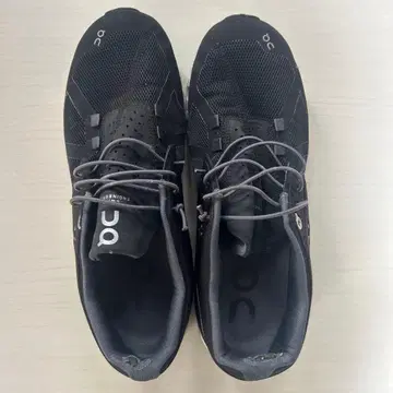 On 블랙 스니커즈