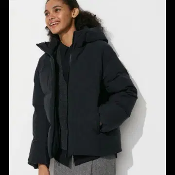 UNIQLO 심리스 다운 자켓 S 사이즈 블랙 이번 시즌