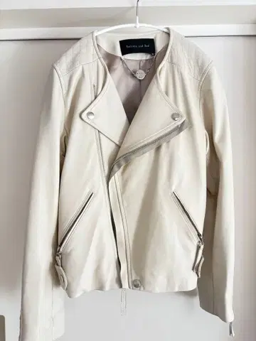 balcony and bed 가죽 자켓