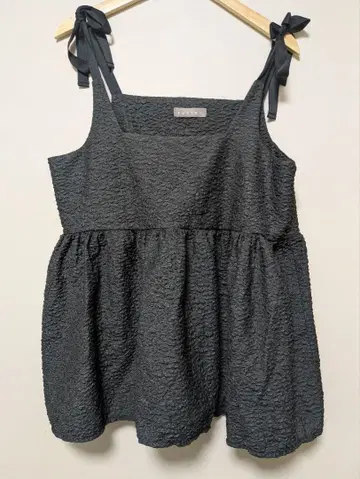 SAMOYED 블랙 프릴 슬리브리스 튜닉