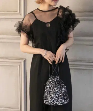 프릴 달린 블랙 롱 드레스