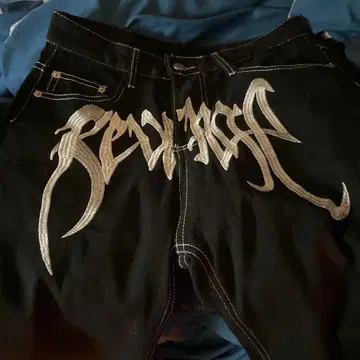 로고 프린트 블랙 스트레이트 데님