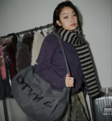 DTYYPE 차콜 그레이 숄더백