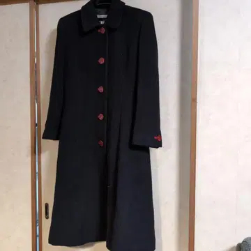 블랙 롱 코트 빨간색 버튼 포함