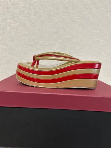 빨간색과 베이지색 스트라이프 조리