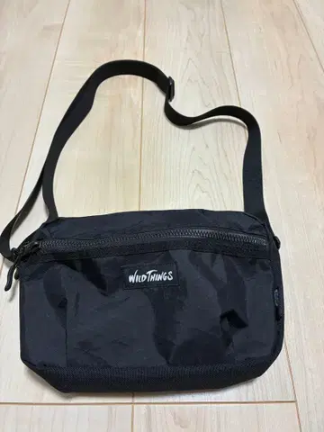 WILD THINGS 바디백 블랙