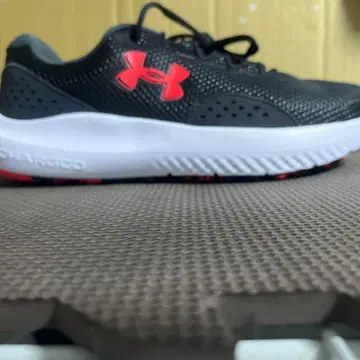 언더아머 차지드 러닝화 블랙/레드