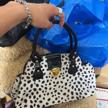 물방울 패턴의 퍼 스타일 핸드백