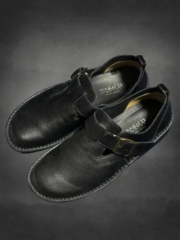 블랙 가죽 버클 로퍼 슈즈인 고베