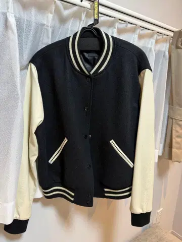 바시티 자켓 블랙과 아이보리