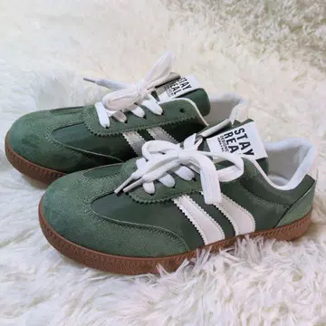 여성용 그린 컬러 스웨이드 스니커즈 화이트 스트라이프