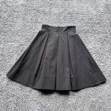 FOXEY NY 40 다크 그레이 착용 스커트