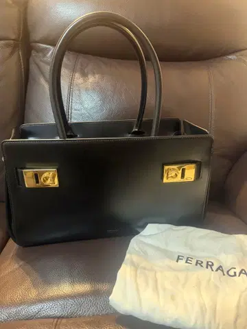 Ferragamo 블랙 가죽 핸드백 수납 가방 포함